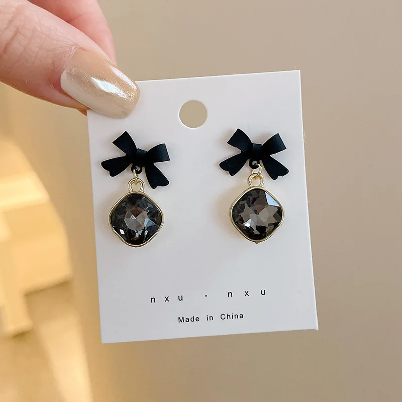 85 black bow grey gem-333